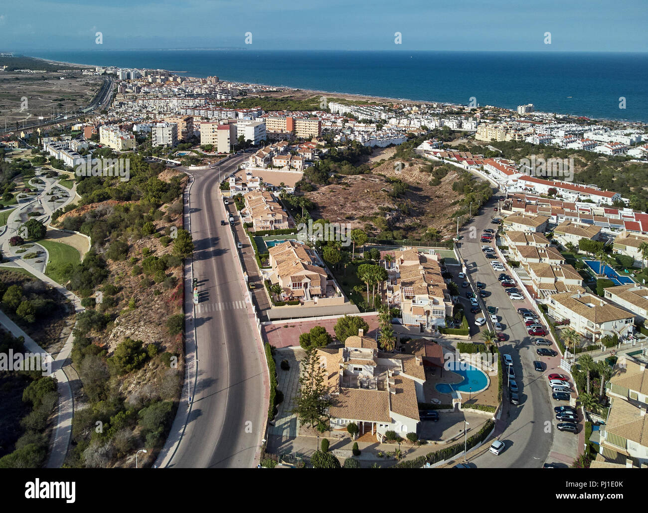 Vista panoramica aerea del paesaggio urbano della località spagnola di Torrevieja. Strade cittadine, case di architettura costiera e mare Mediterraneo in estate Foto Stock