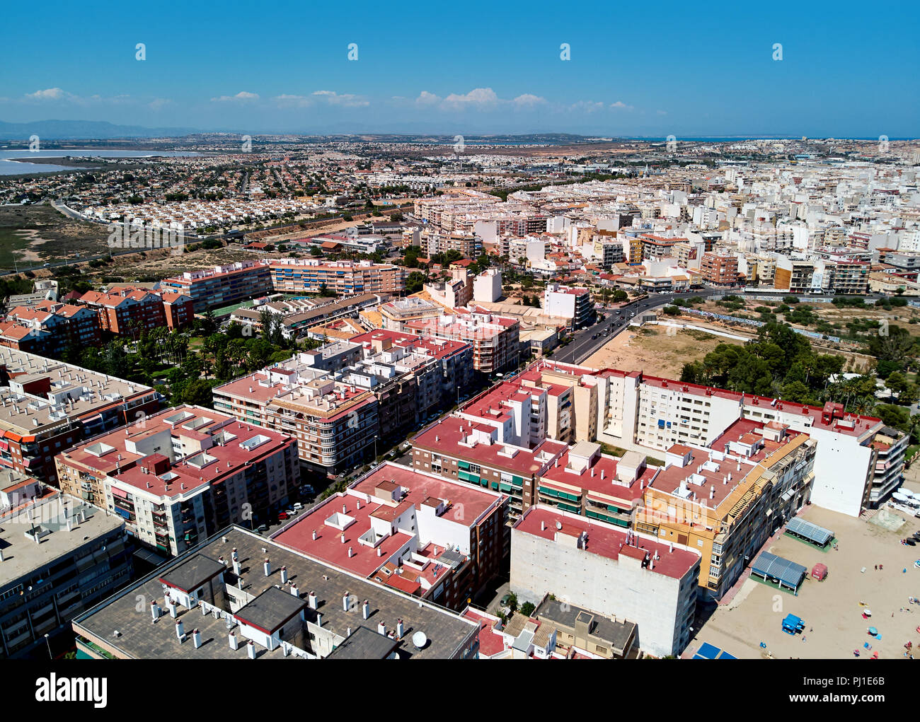 Antenna fuco panoramico vista di Torrevieja resort townscape e Las Salinas in estate. Strade e stradine, scena urbana, paesaggio urbano. Birds Eye view. Bianchissima l'alica Foto Stock