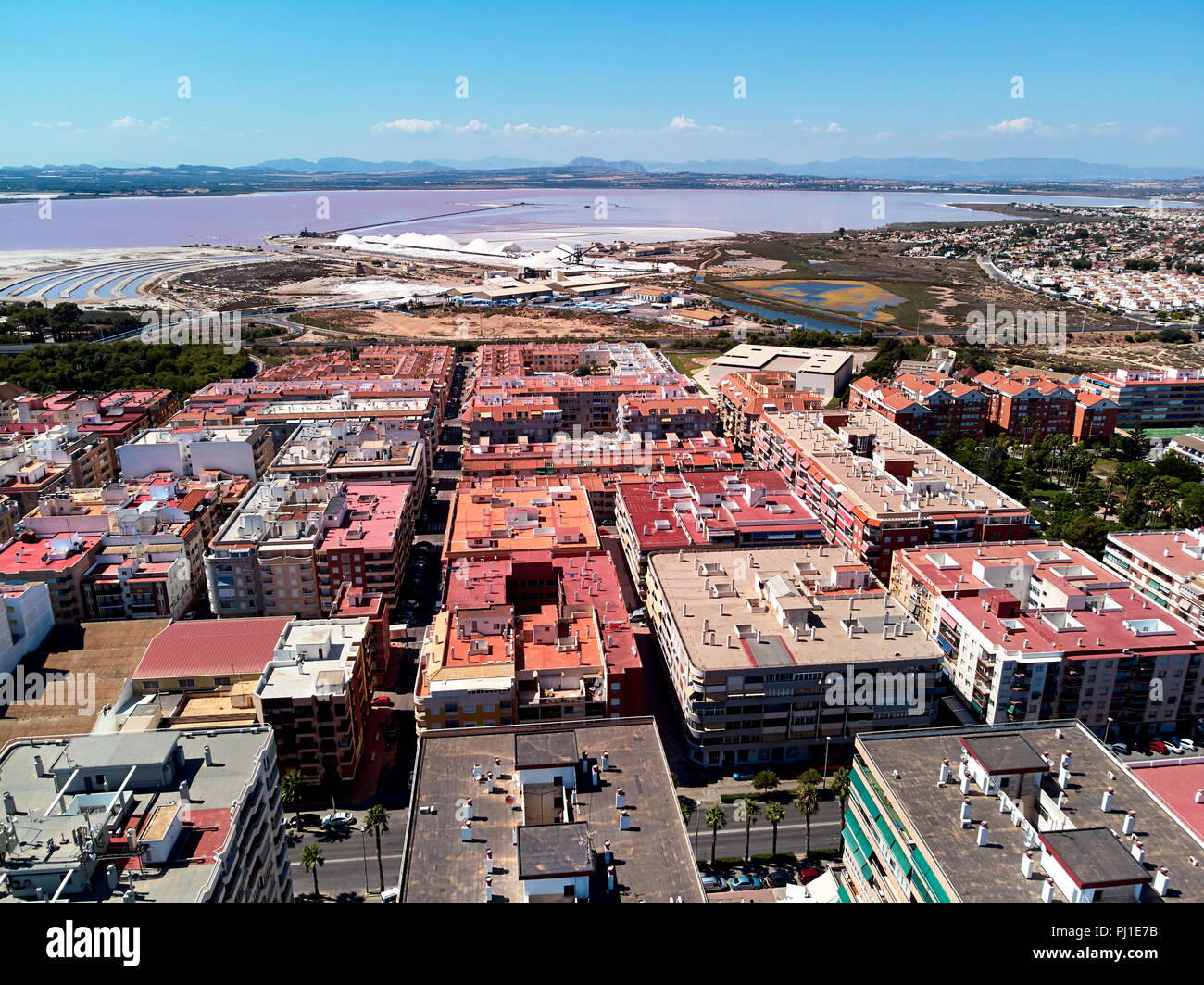 Antenna fuco panoramico vista di Torrevieja resort townscape e Las Salinas sale industria, produzione. Sale Lago Rosa, considerata una delle più salutari in Ue Foto Stock