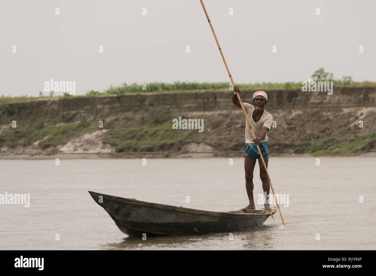 Le isole sul fiume Brahmaputra, localmente noto come 'chars', sono il la maggior parte delle aree sottosviluppate in India del nord-est stato di Assam. Il fiume 2.500 isole situate lungo la quasi 900km del tratto di fiume mighty sono la casa di alcune 2,5 milioni di persone, quasi il 80 per cento dei quali sono poveri, con scarso accesso ai servizi sanitari di base e servizi di istruzione. I caratteri hanno uno dei più alti di mortalità infantile e materna tariffe in stato. In assenza del servizio medico di emergenza, si impiegano da 4 a 6 ore per un paziente da un char per raggiungere un quartiere in ospedale per il trattamento. Foto Stock