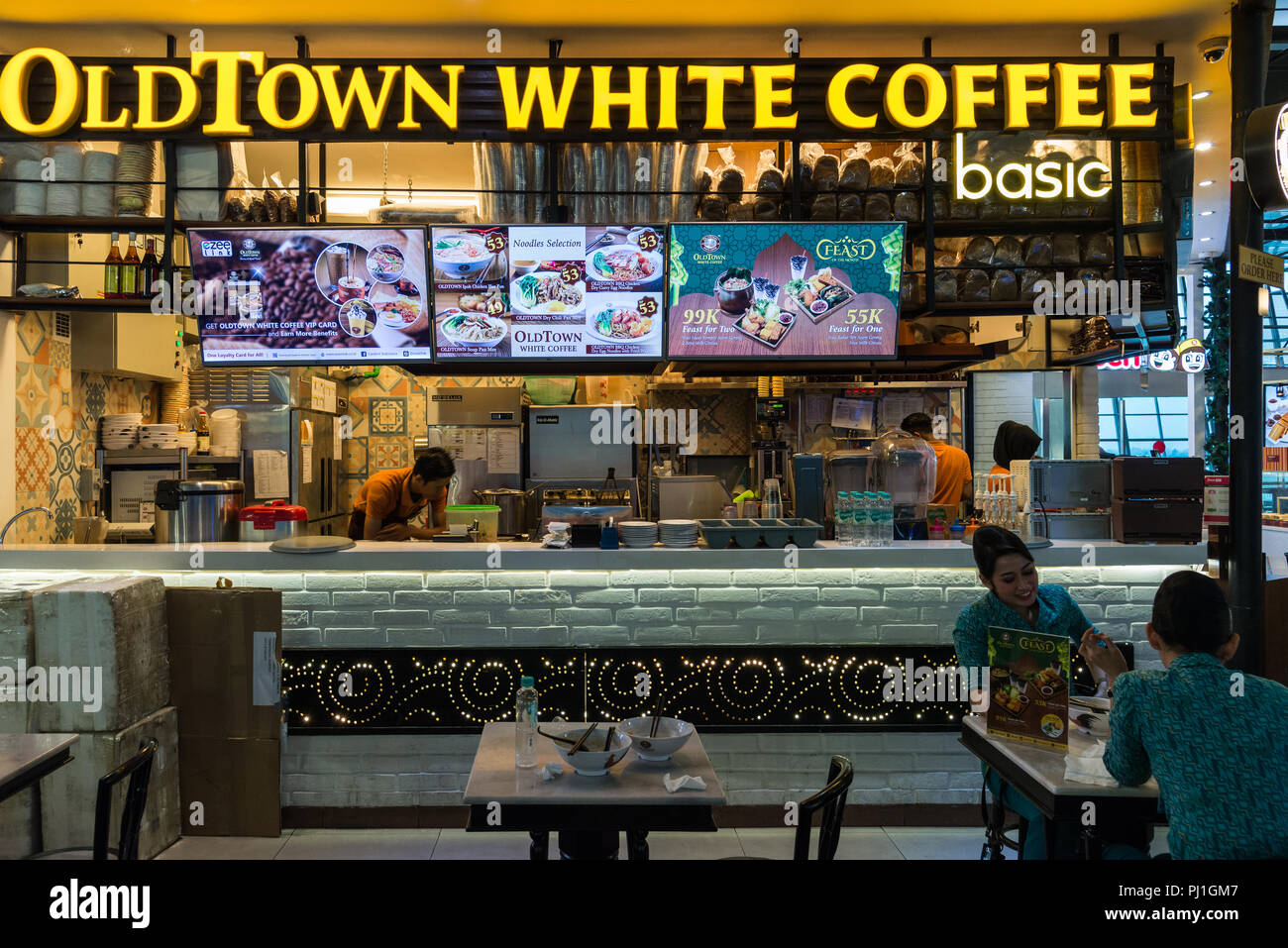 Un piccolo cafe all'interno dell'Aeroporto Internazionale di Soekarno-Hatta, Jakarta, Indonesia. Foto Stock
