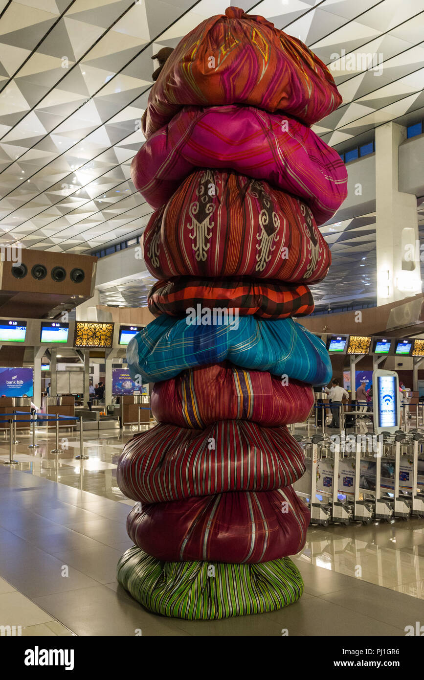 Arte fatta di tessuti colorati in visualizzazione all'Aeroporto Internazionale di Soekarno-Hatta, Jakarta, Indonesia. Foto Stock