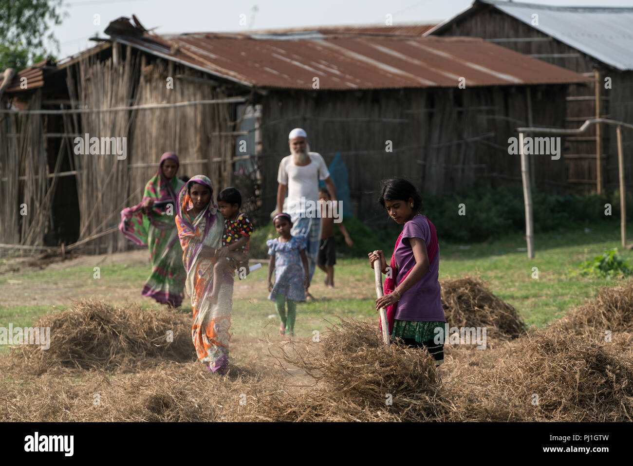 Le isole sul fiume Brahmaputra, localmente noto come 'chars', sono il la maggior parte delle aree sottosviluppate in India del nord-est stato di Assam. Il fiume 2.500 isole situate lungo la quasi 900km del tratto di fiume mighty sono la casa di alcune 2,5 milioni di persone, quasi il 80 per cento dei quali sono poveri, con scarso accesso ai servizi sanitari di base e servizi di istruzione. I caratteri hanno uno dei più alti di mortalità infantile e materna tariffe in stato. In assenza del servizio medico di emergenza, si impiegano da 4 a 6 ore per un paziente da un char per raggiungere un quartiere in ospedale per il trattamento. Foto Stock