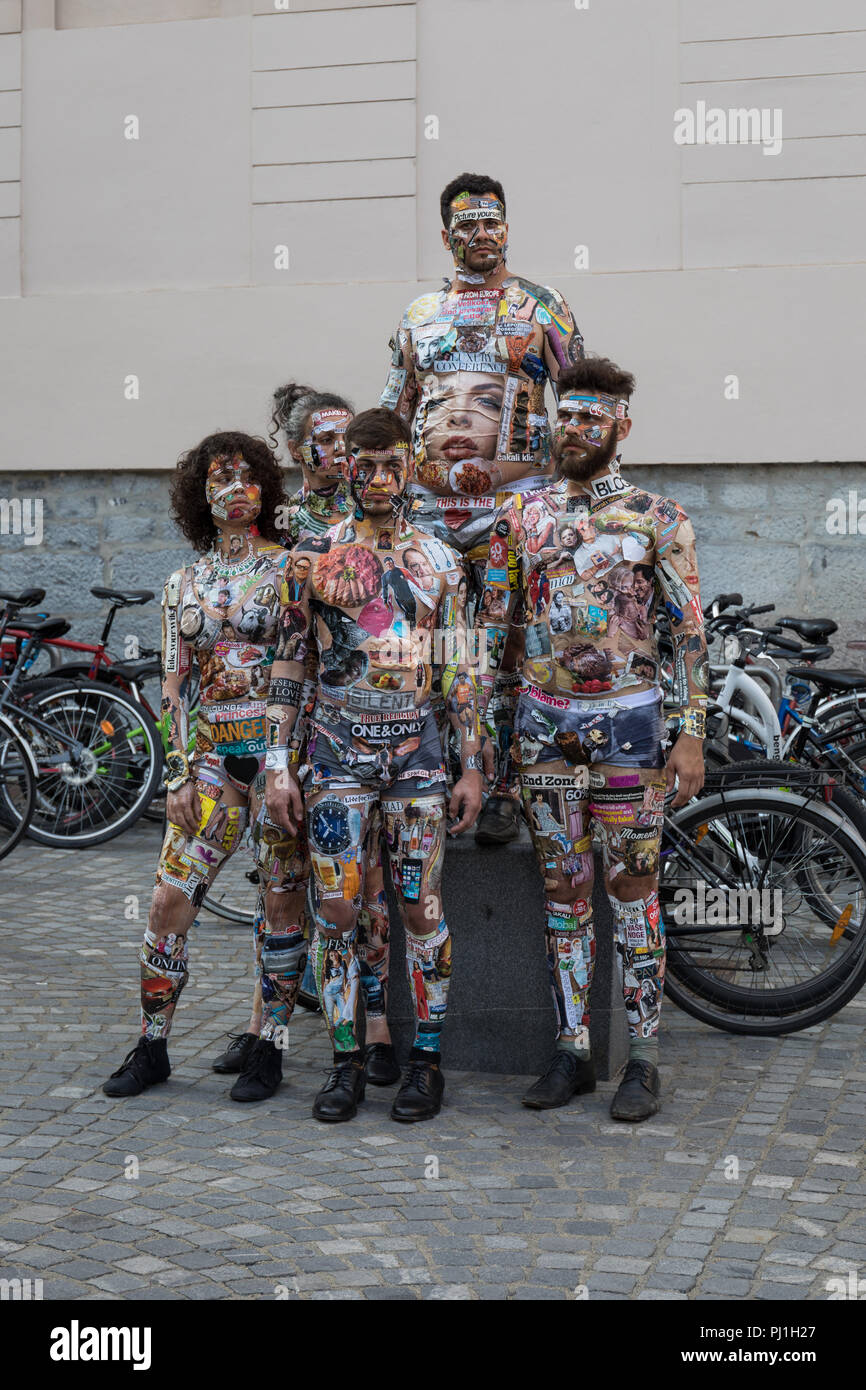 Artisti brasiliani Anti Status Quo Companhia de Dança. Performance di danza camaleonti, ballerini' corpi come tele per supporti stampati e pubblicità Foto Stock