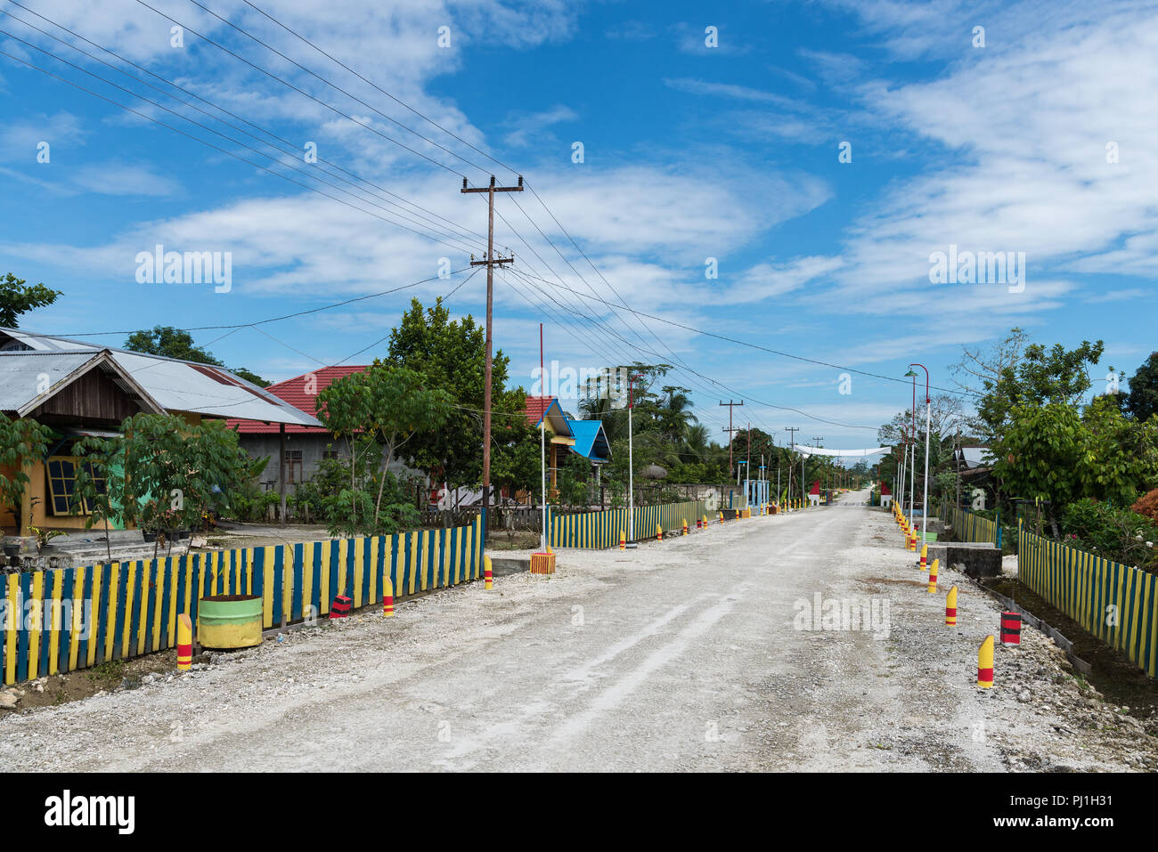 Strada di Nimbokrang, un insediamento stabilito dal governo indonesiano negli anni cinquanta a incoraggiare la migrazione a Papua occidentale. Foto Stock