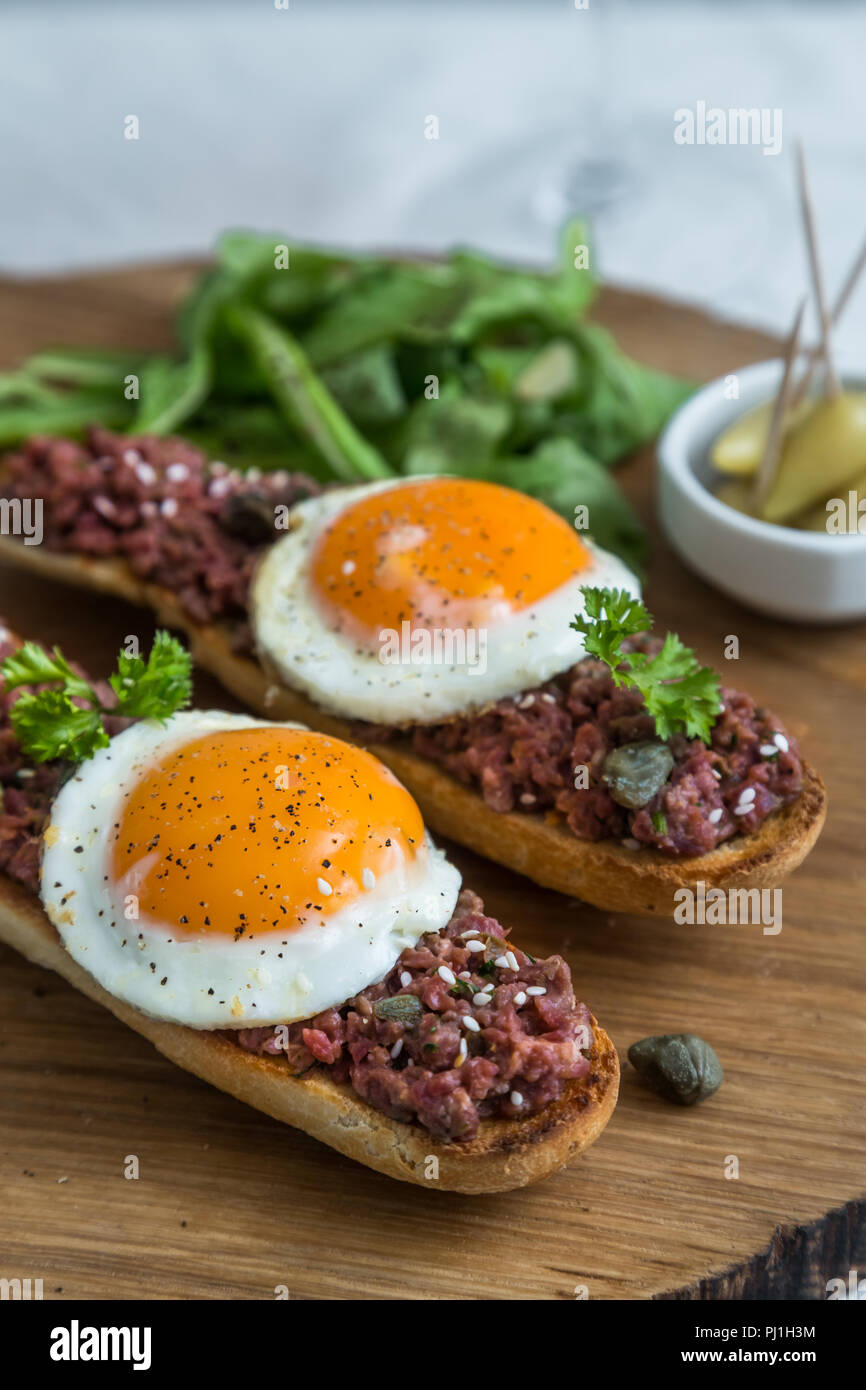 Tartare di manzo con decapati uovo fritto sulla parte superiore. Foto Stock