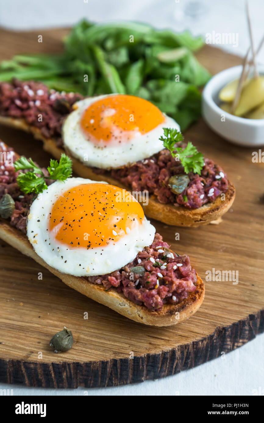 Tartare di manzo con decapati uovo fritto sulla parte superiore. Foto Stock