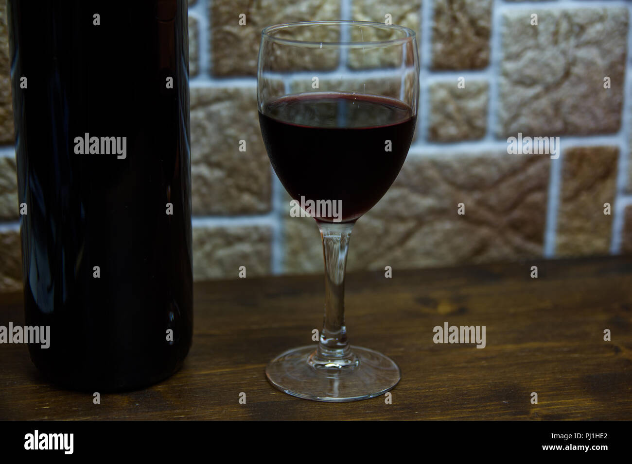 Bicchiere di vino su una tavola di legno Foto Stock