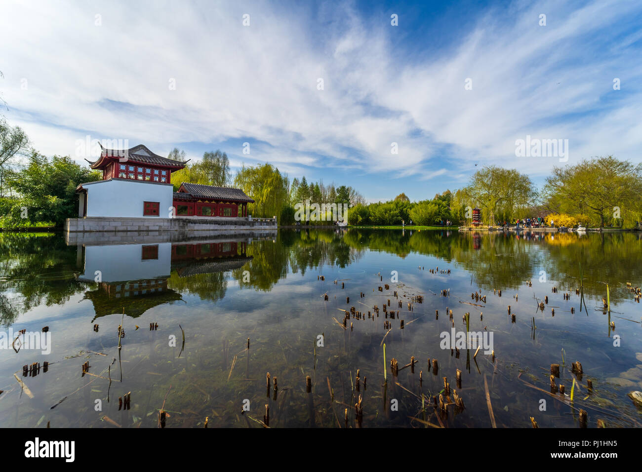 Berlino - Aprile 15, 2018: Pagoda al lago. La parte cinese del parco "Gaerten der Welt" (Giardini del mondo), distretto Marzahn-Hellersdorf. Foto Stock