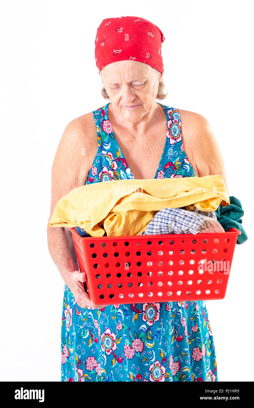 Lavandaia tenendo un cestello con vestiti . Foto Stock