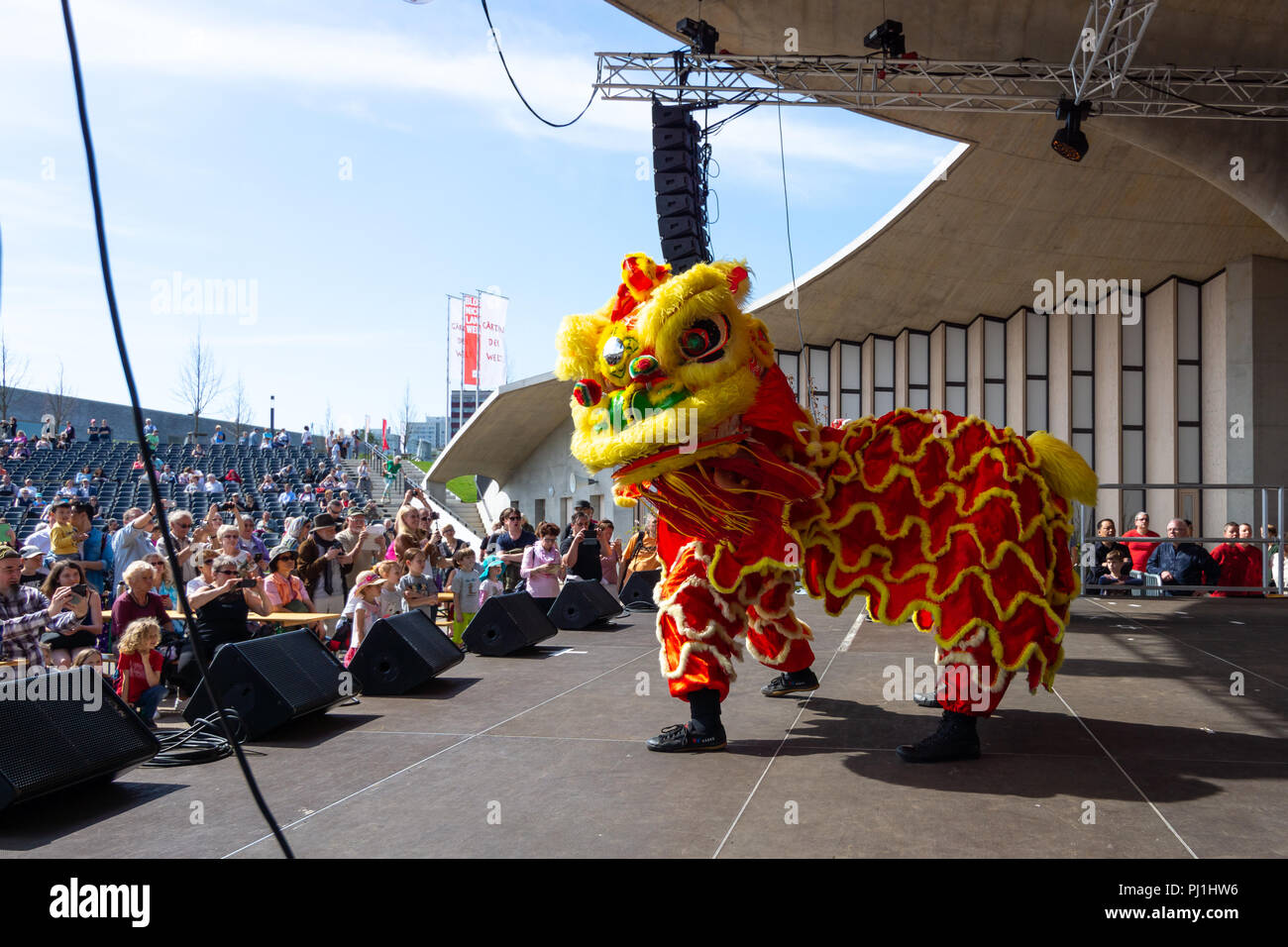 Berlino - Aprile 15, 2018: Sakura fioritura giorno. Parco 'giardini del mondo' (Gaerten der Welt). Dragon dance. Arte Cinese tradizionale. Foto Stock