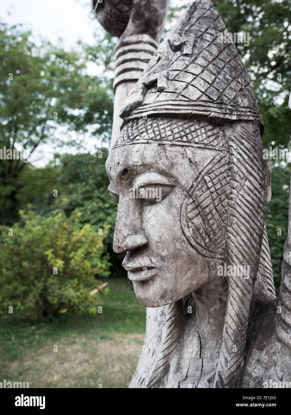 Un tradizionale in legno tribale africana di statue in un parco pubblico. Foto Stock