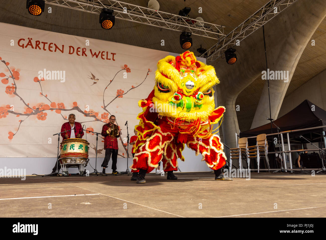 Berlino - Aprile 15, 2018: Sakura fioritura giorno. Parco 'giardini del mondo' (Gaerten der Welt). Dragon dance. Arte Cinese tradizionale. Foto Stock