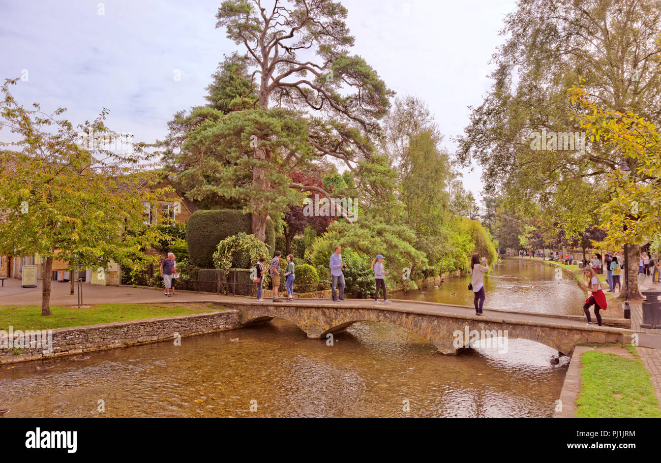 Cotswolds village Bourton sull'acqua e sul Fiume Windrush nel Gloucestershire, Inghilterra, Regno Unito. Foto Stock