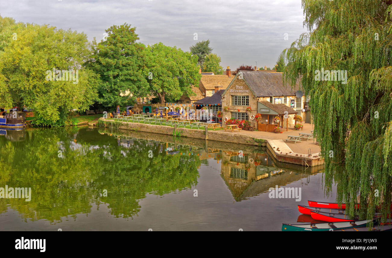 The River Thames and Riverside Inn at Lechlade, Gloucestershire, Inghilterra, Regno Unito. Foto Stock