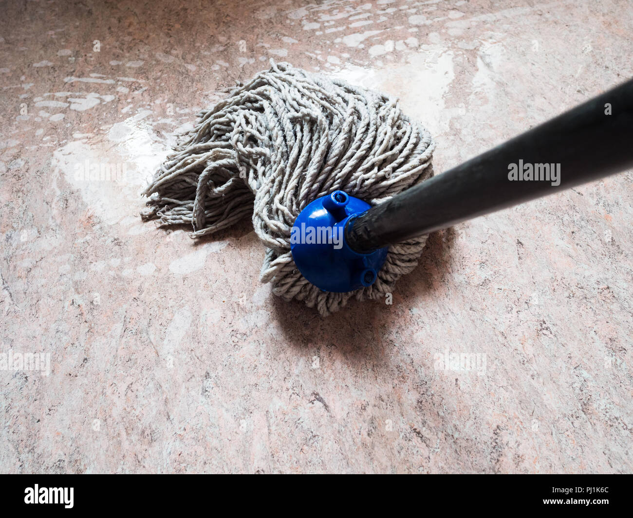 Il punto di vista di colpo di pavimento con straccio da corda mop Foto  stock - Alamy