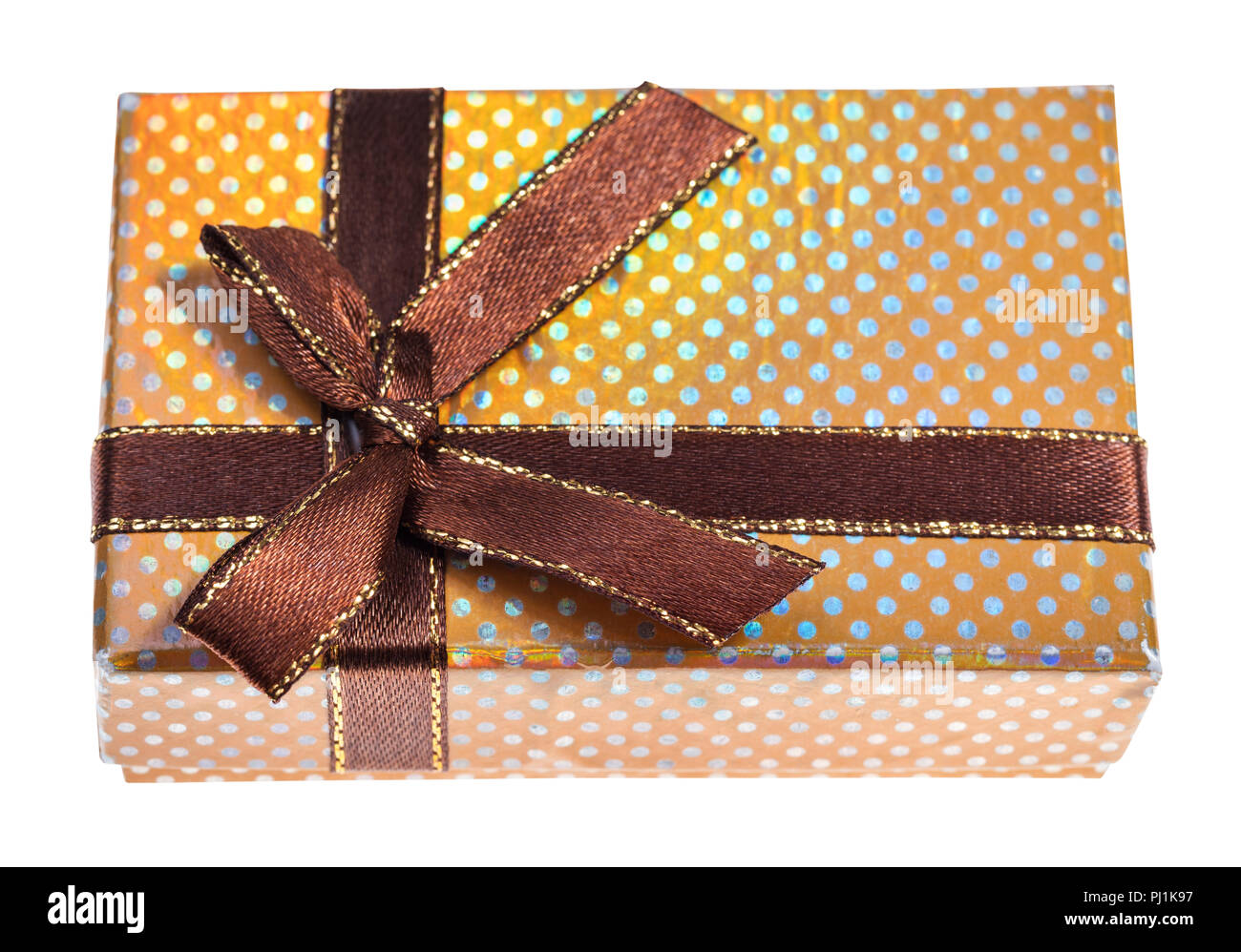 Giallo lucido confezione regalo legati dal nastro marrone ritagliata su sfondo bianco Foto Stock