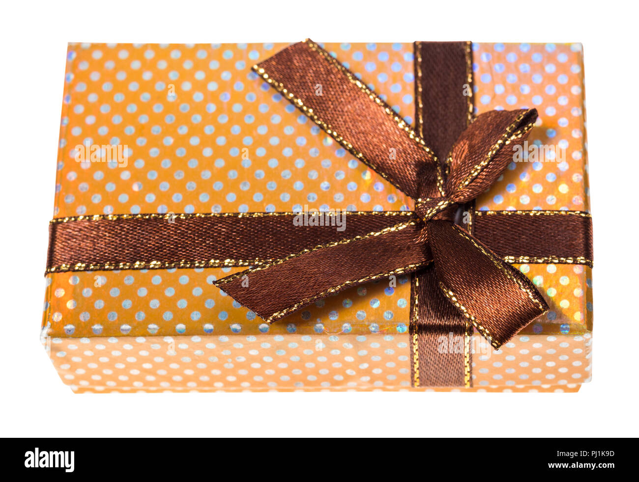 Giallo lucido confezione regalo legati dal nastro marrone con esclusione di prua su sfondo bianco Foto Stock