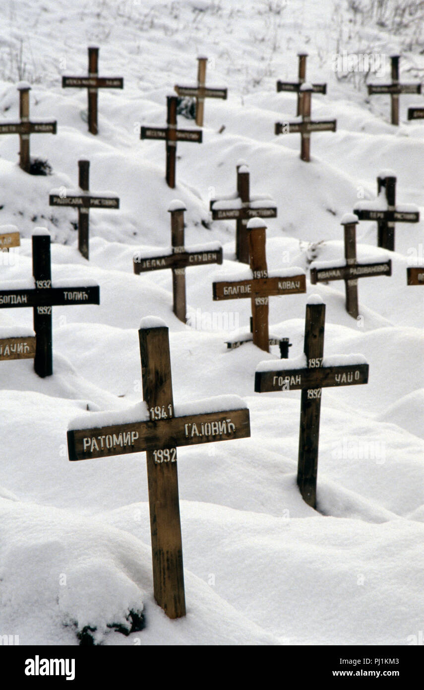 4 Marzo 1993 durante l'assedio di Sarajevo: una vista di una parte del cimitero di Lion, appena al di sotto dell'Ospedale Kosevo: decine di croci di legno nella neve sono tutti datati 1992. Essi portano i nomi delle vittime serbe dell assedio. Foto Stock