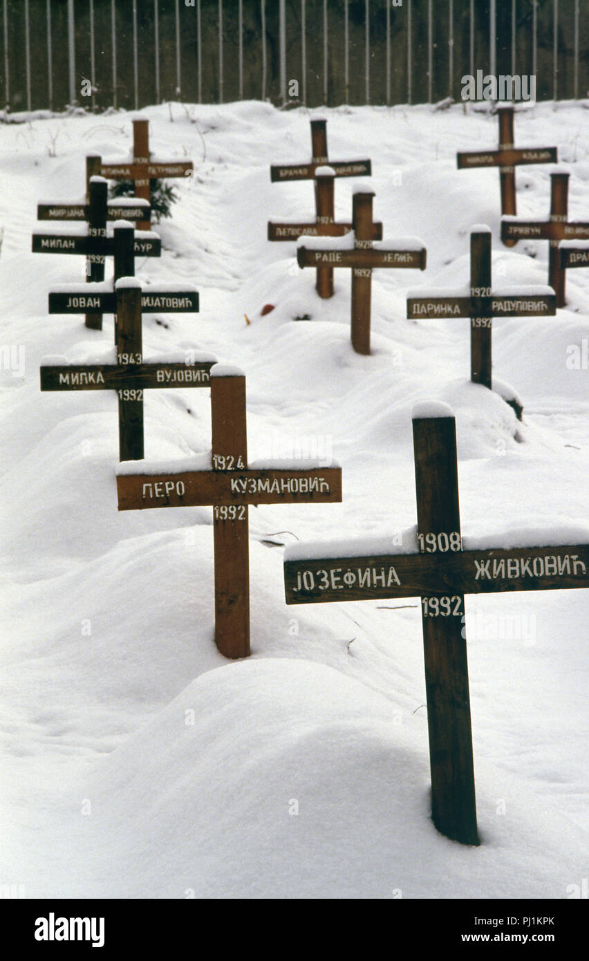 4 Marzo 1993 durante l'assedio di Sarajevo: una vista di una parte del cimitero di Lion, appena al di sotto dell'Ospedale Kosevo: decine di croci di legno nella neve sono tutti datati 1992. Essi portano i nomi delle vittime serbe dell assedio. Foto Stock