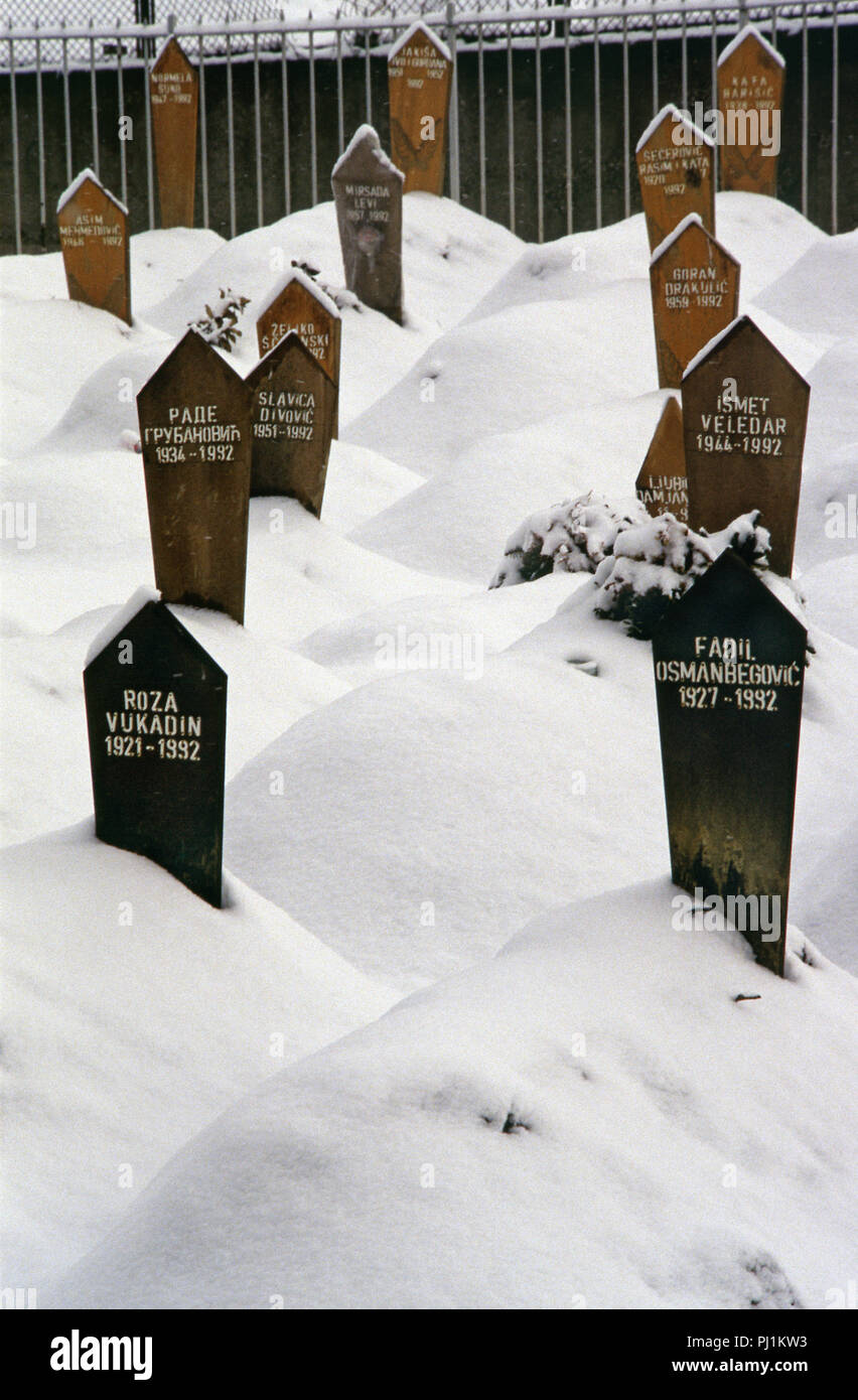 4 Marzo 1993 durante l'assedio di Sarajevo: una vista di una parte del cimitero di Lion, appena al di sotto dell'Ospedale Kosevo. Tomba di legno-marker nella neve sono tutti datati 1992. Essi portano i nomi delle vittime musulmane dell assedio. Foto Stock