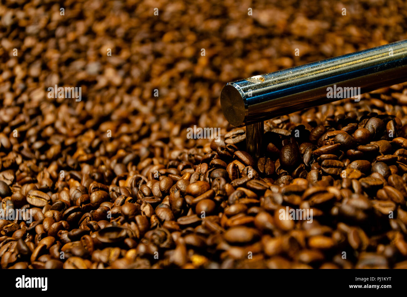 Rosolare i chicchi di caffè produzione shot Foto Stock
