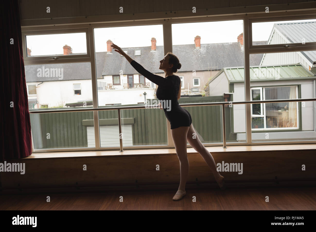 Ballerina pratica arabesque posizione di balletto Foto Stock