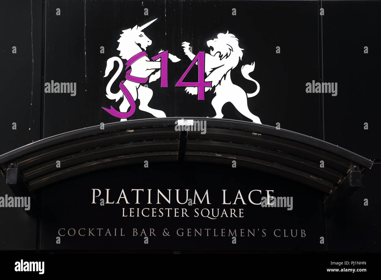 Logo sopra l ingresso del merletto di platino Gentlemen's Club di Leicester Square, London, Regno Unito Foto Stock