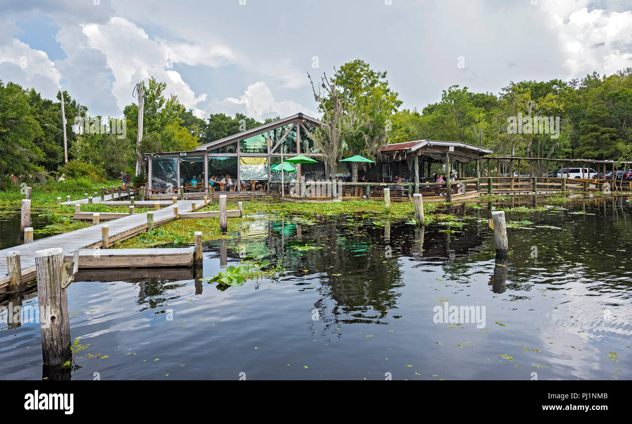 Clarks Fish Camp è un esclusivo e rustico ristorante di pesce si trova sul Julington Creek, un affluente del fiume del St Johns a Jacksonville, in Florida. Foto Stock