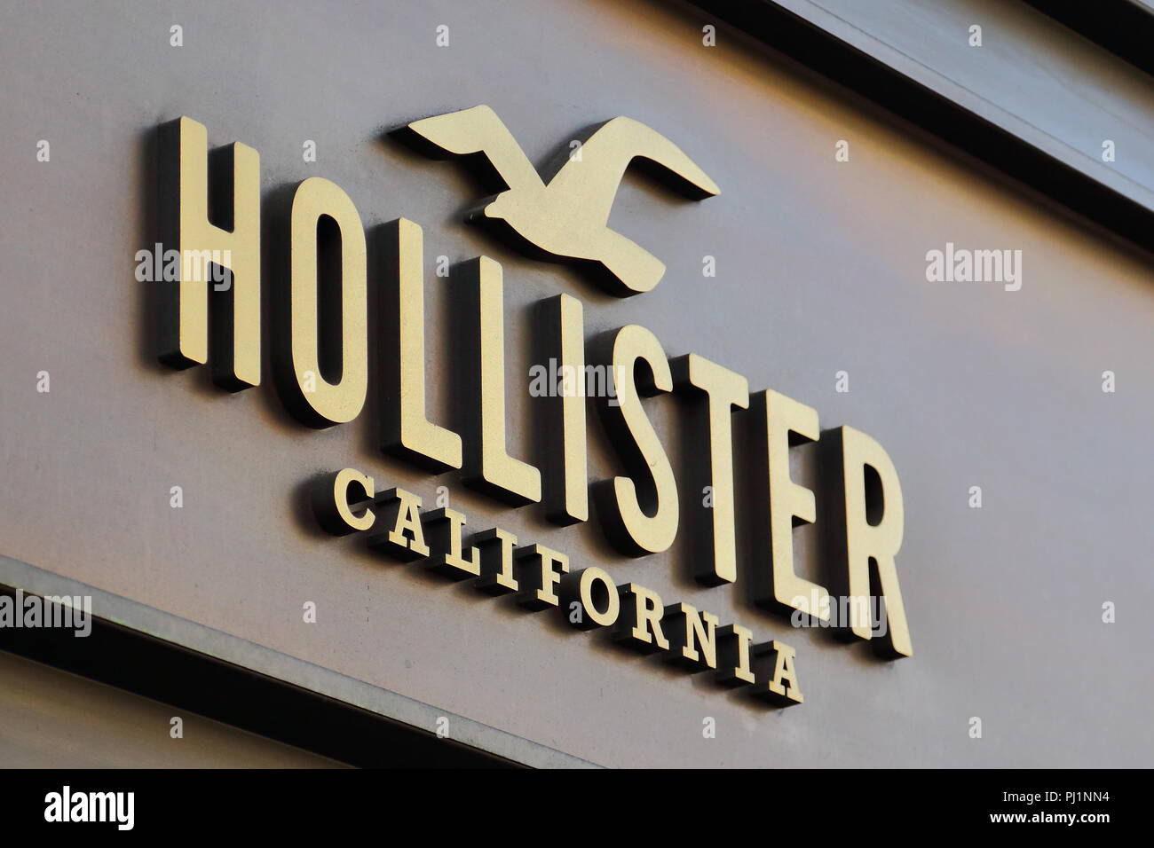 Digital Signage al di sopra di un Hollister Retail Outlet in Regent Street, Londra, Regno Unito Foto Stock