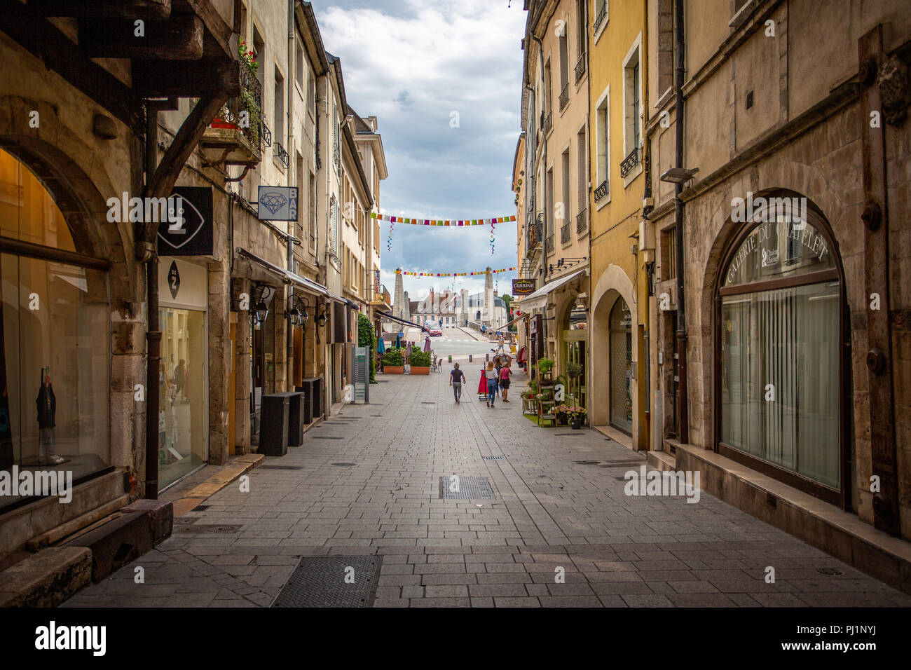 Visualizzare attraverso la strada a ponte che attraversa il fiume Saone in Chalon sur Saone, Borgogna, in Francia, il 29 agosto 2018 Foto Stock