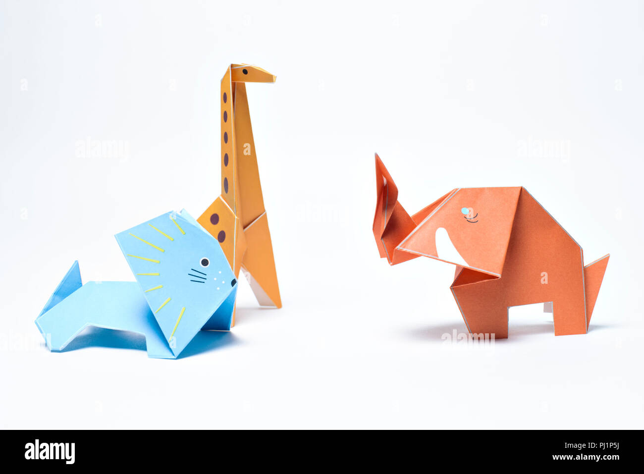 Carta origami giraffe, leoni e elefante su sfondo bianco Foto Stock