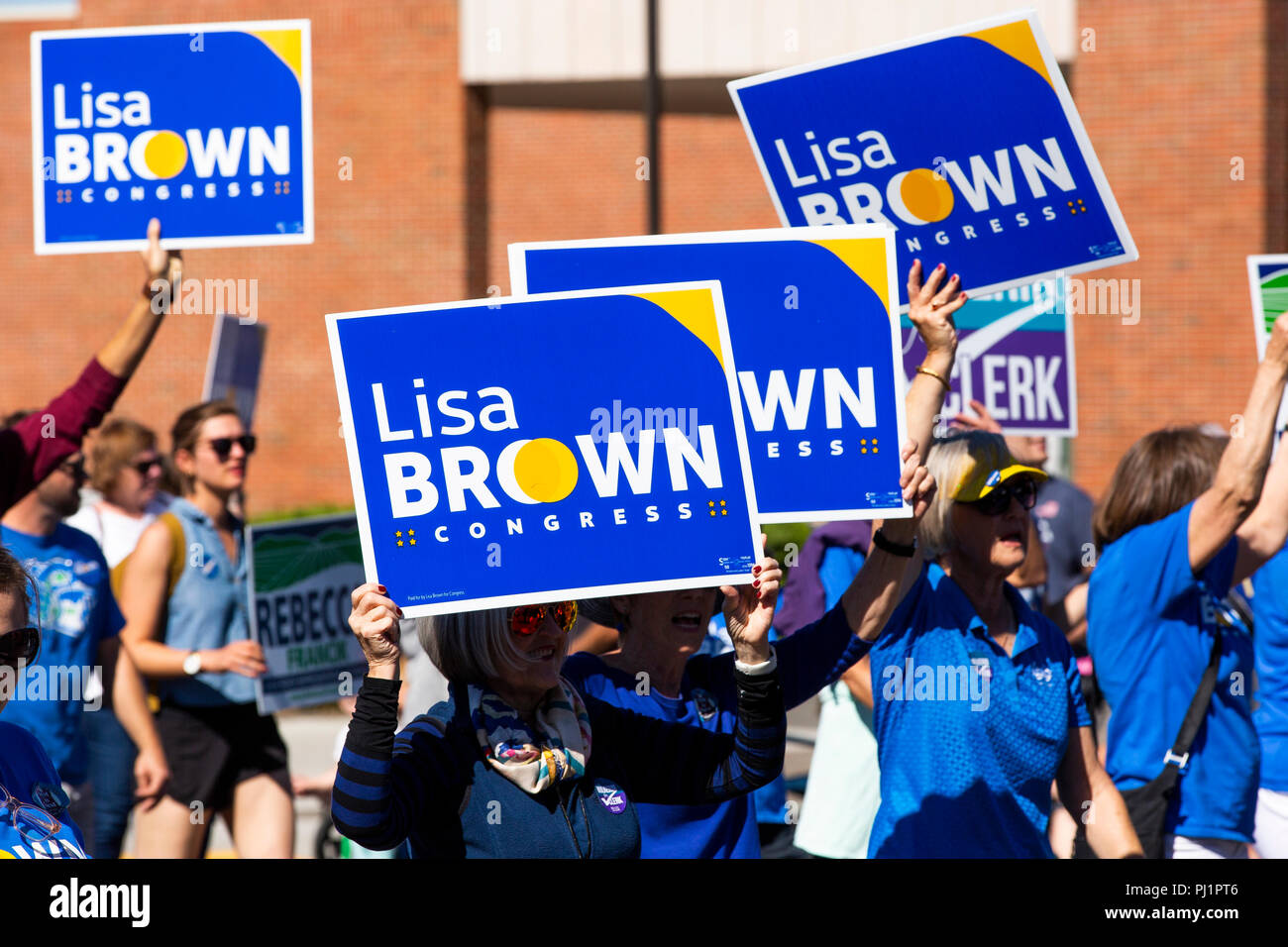 I sostenitori di Lisa Brown, un candidato democratico in esecuzione per rappresentare Washington del quinto quartiere congressuale, portano i segni mentre marcia nel annua Foto Stock