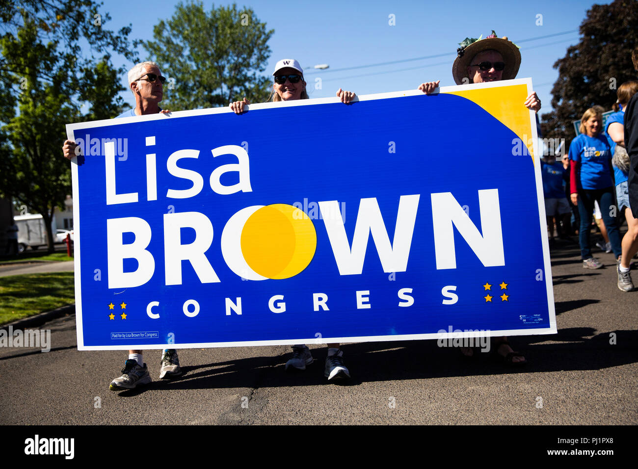 I sostenitori di Lisa Brown, un candidato democratico in esecuzione per rappresentare Washington del quinto quartiere congressuale, marzo nella frontiera annuale giorni Parad Foto Stock