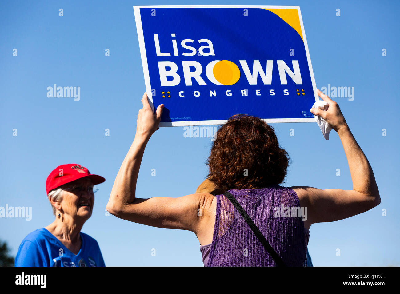 I sostenitori di Lisa Brown, un candidato democratico in esecuzione per rappresentare Washington del quinto quartiere congressuale, tenere un segno di campagna prima di marciare in Foto Stock