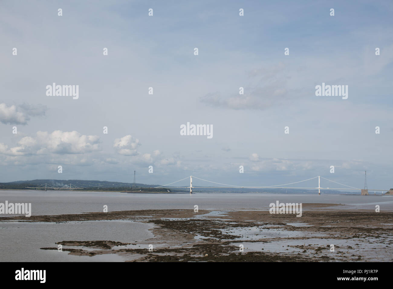 Vista della Severn Bridge e il fiume Severn a bassa marea dal lato inglese. Ponte di sospensione. I pedaggi dovuti alla fine nel 2018. M48 Autostrada Foto Stock