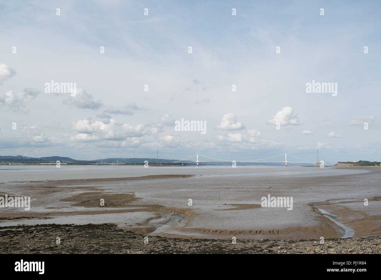 Vista della Severn Bridge e il fiume Severn a bassa marea dal lato inglese. Ponte di sospensione. I pedaggi dovuti alla fine nel 2018. M48 Autostrada Foto Stock