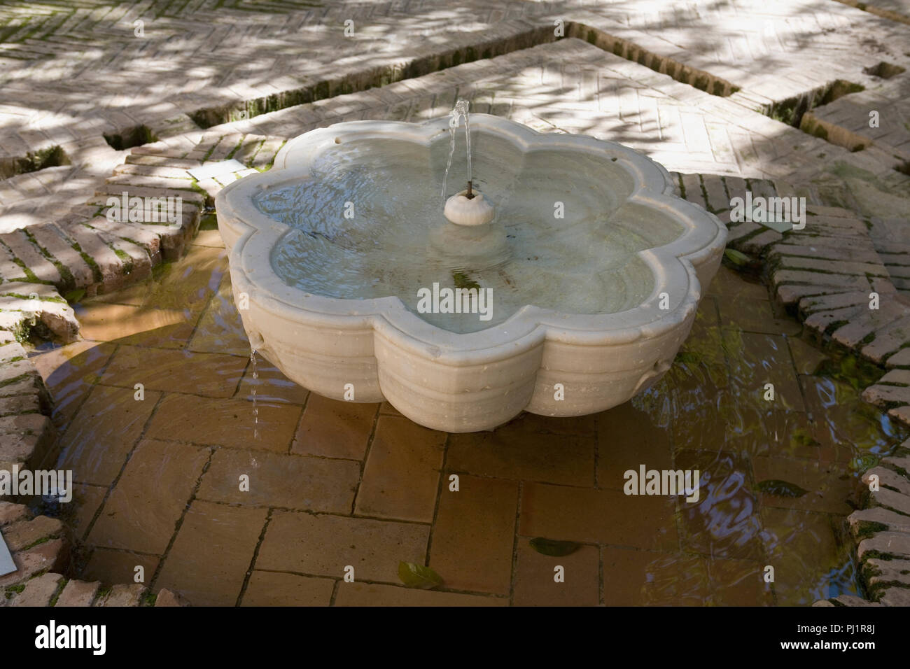 Bella Fontana Moresca nel Patio de los Naranjos, o arancio cortile, parte della Cattedrale di Siviglia complessa, Sevilla, Andalusia, Spagna Foto Stock