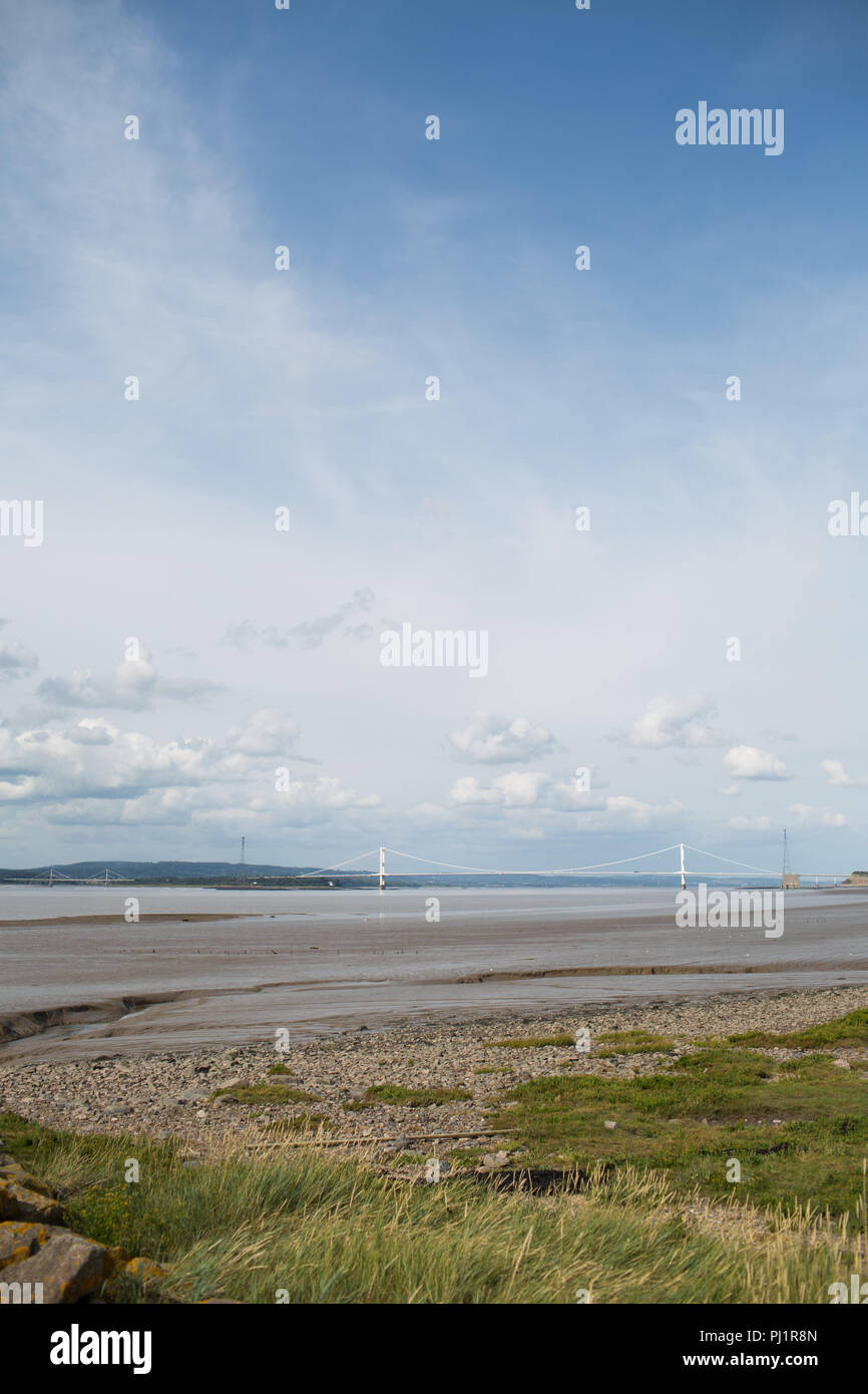 Vista della Severn Bridge e il fiume Severn a bassa marea dal lato inglese. Ponte di sospensione. I pedaggi dovuti alla fine nel 2018. M48 Autostrada Foto Stock