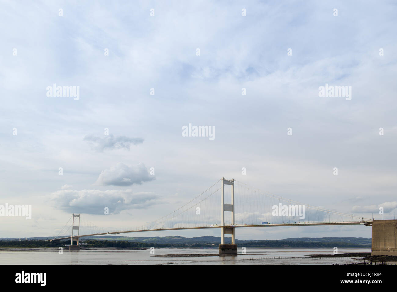 Vista della Severn Bridge e il fiume Severn a bassa marea dal lato inglese. Ponte di sospensione. I pedaggi dovuti alla fine nel 2018. M48 Autostrada Foto Stock