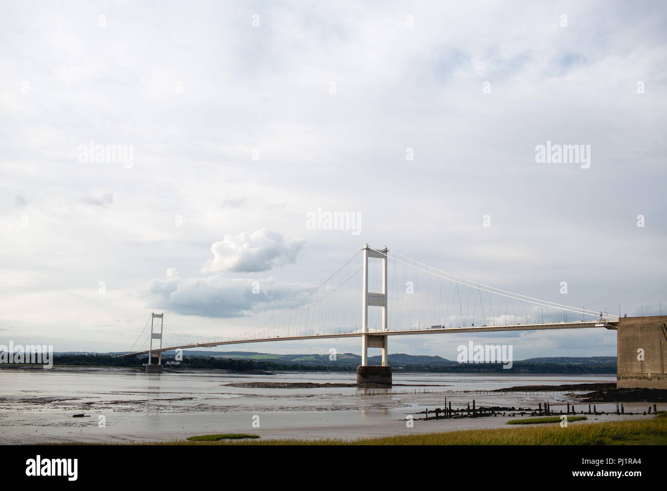 Vista della Severn Bridge e il fiume Severn a bassa marea dal lato inglese. Ponte di sospensione. I pedaggi dovuti alla fine nel 2018. M48 Autostrada Foto Stock