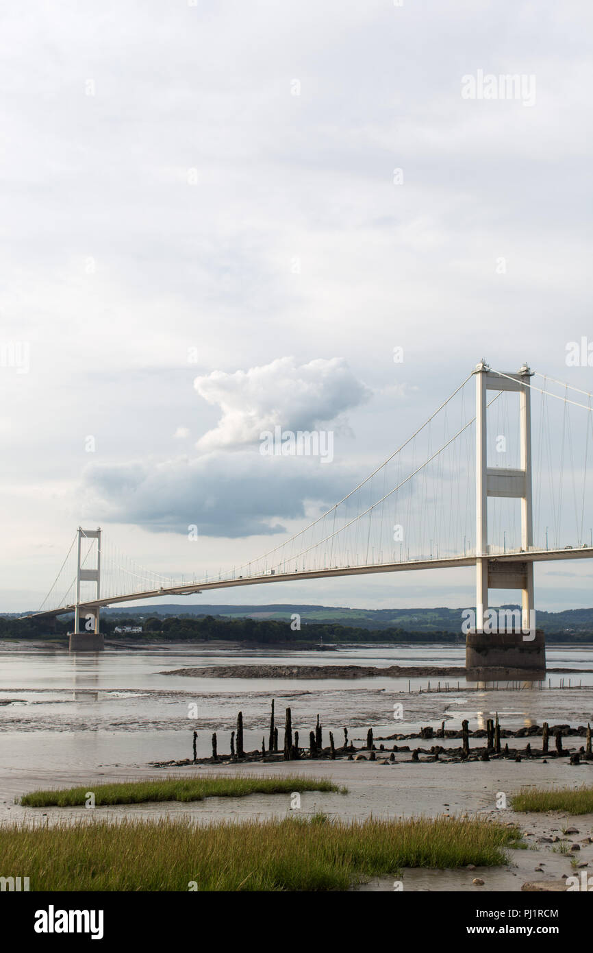 Vista della Severn Bridge e il fiume Severn a bassa marea dal lato inglese. Ponte di sospensione. I pedaggi dovuti alla fine nel 2018. M48 Autostrada Foto Stock