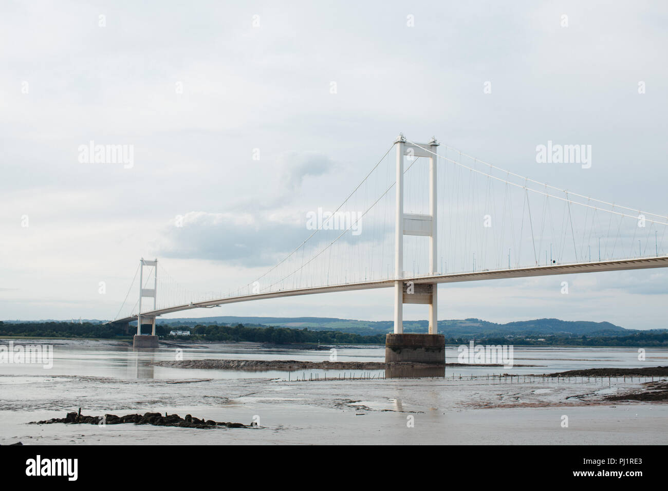 Vista della Severn Bridge e il fiume Severn a bassa marea dal lato inglese. Ponte di sospensione. I pedaggi dovuti alla fine nel 2018. M48 Autostrada Foto Stock