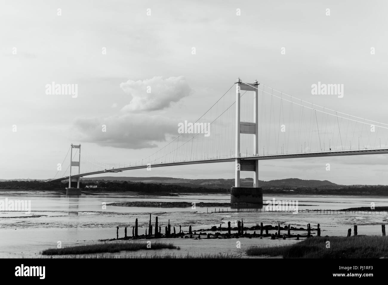 Vista della Severn Bridge e il fiume Severn a bassa marea dal lato inglese. Ponte di sospensione. I pedaggi dovuti alla fine nel 2018. M48 Autostrada Foto Stock