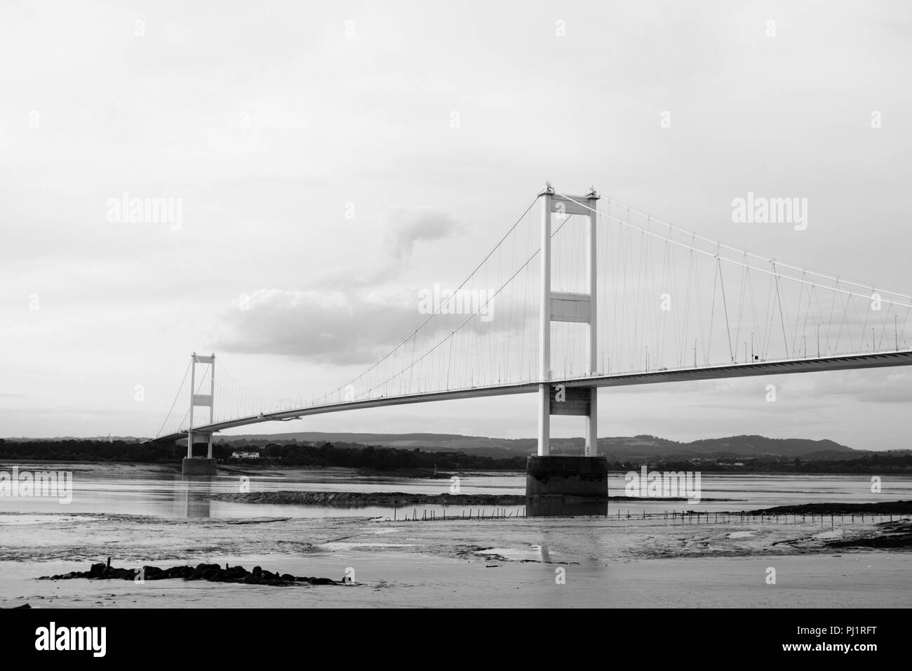 Vista della Severn Bridge e il fiume Severn a bassa marea dal lato inglese. Ponte di sospensione. I pedaggi dovuti alla fine nel 2018. M48 Autostrada Foto Stock