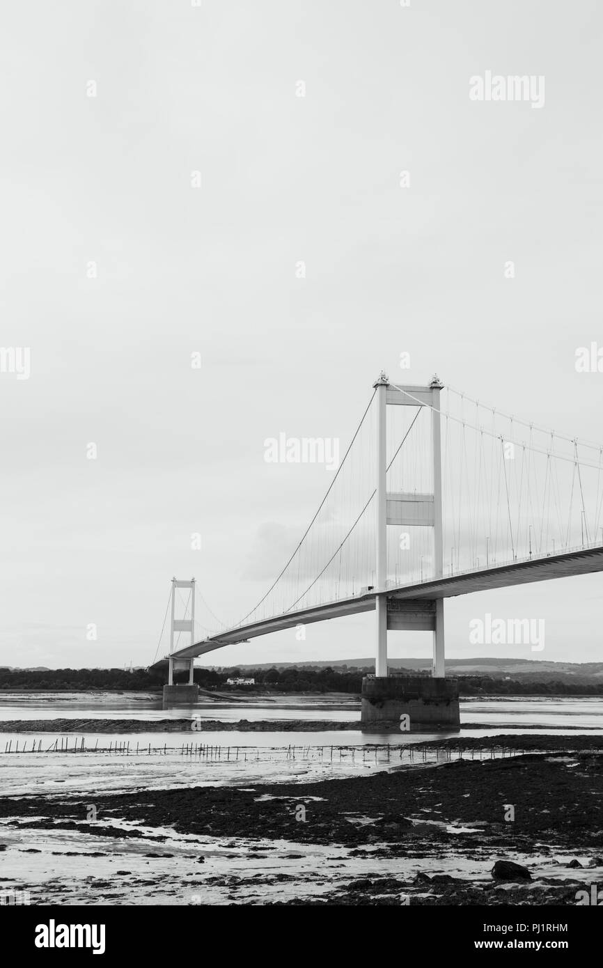 Vista della Severn Bridge e il fiume Severn a bassa marea dal lato inglese. Ponte di sospensione. I pedaggi dovuti alla fine nel 2018. M48 Autostrada Foto Stock