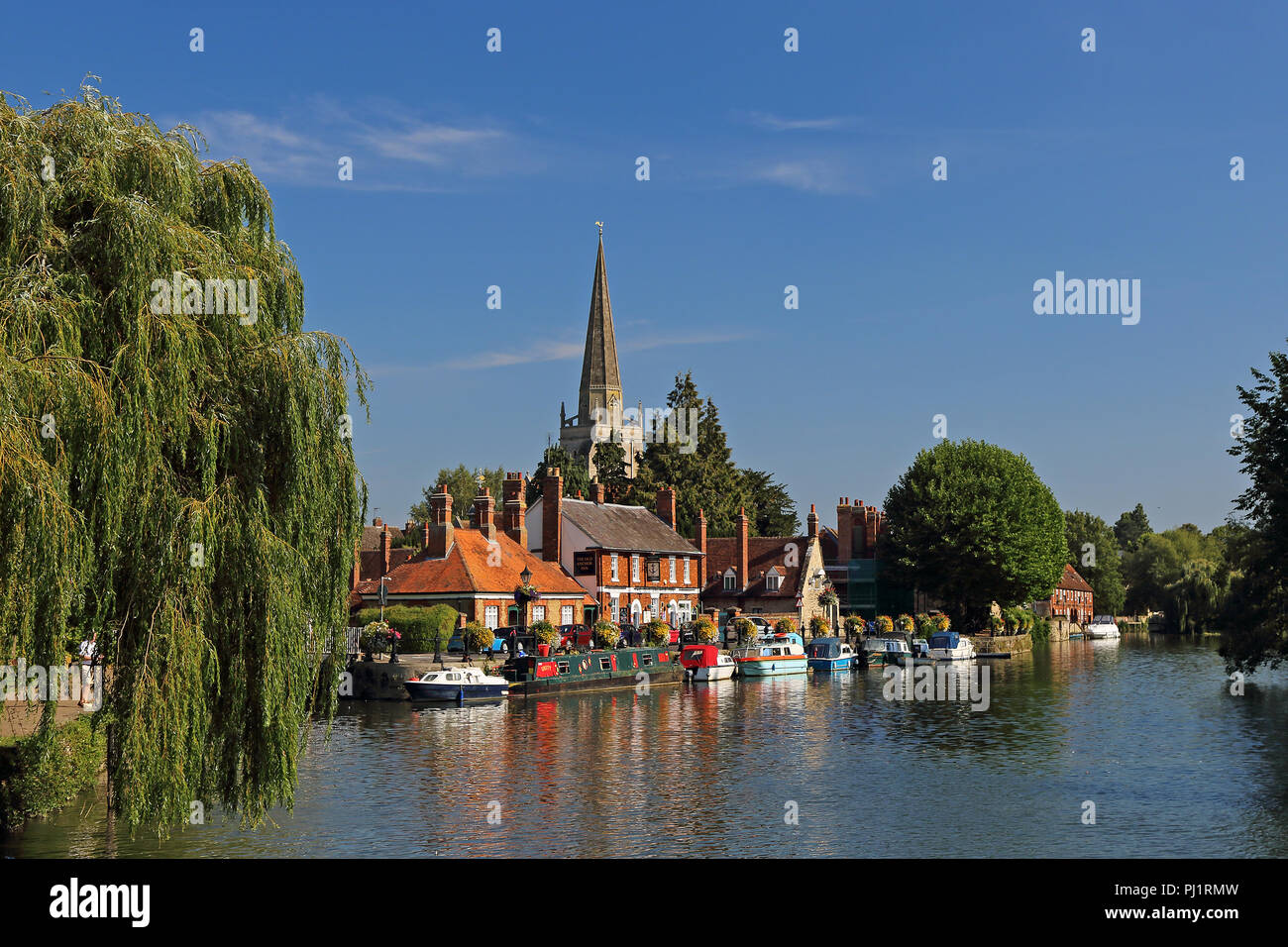 Una vista di St Helen's Chiesa Abingdon, Oxfordshire dal Tamigi Foto Stock