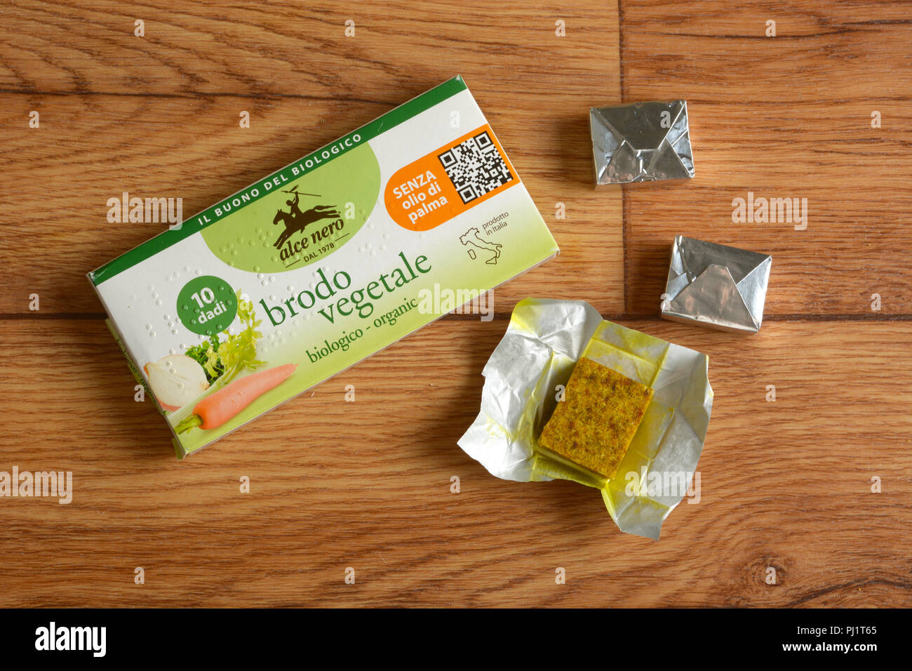 Pack di brodo vegetale. Organico italiano prodotto industriale. Close up Foto Stock