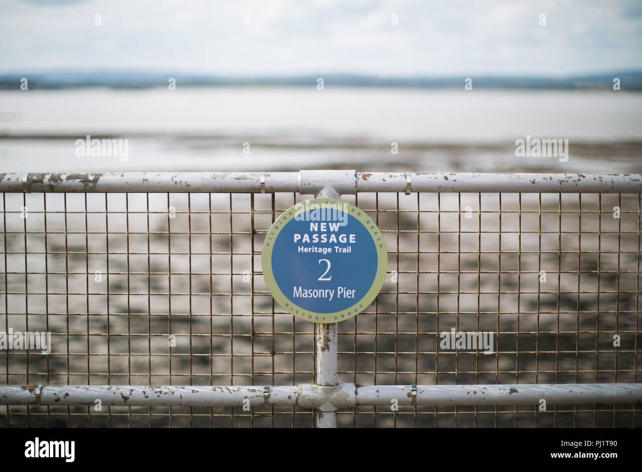 Il segno che segna il punto in cui il vecchio molo in muratura che stava in piedi sul nuovo passaggio Heritage Trail vicino Severn Beach Foto Stock