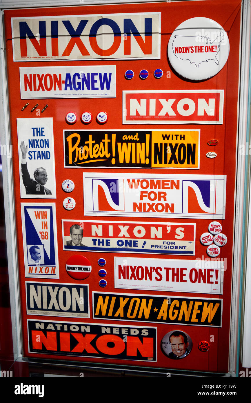 Visualizzazione dei pulsanti di campagna e adesivi per paraurti, il Richard Nixon Presidential Library and Museum, Yorba Linda, California, Stati Uniti d'America Foto Stock